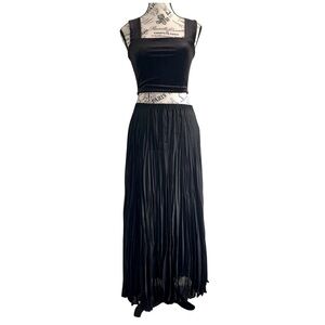 🕯️ Black Pleated Maxi Skirt – Size M (Moda International)